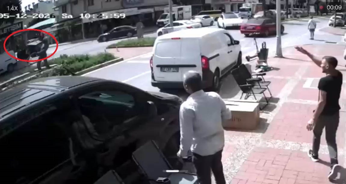 once otomobile ardindan dev tabelaya carpti o anlar kameraya yansidi 1 jmsqmNvF