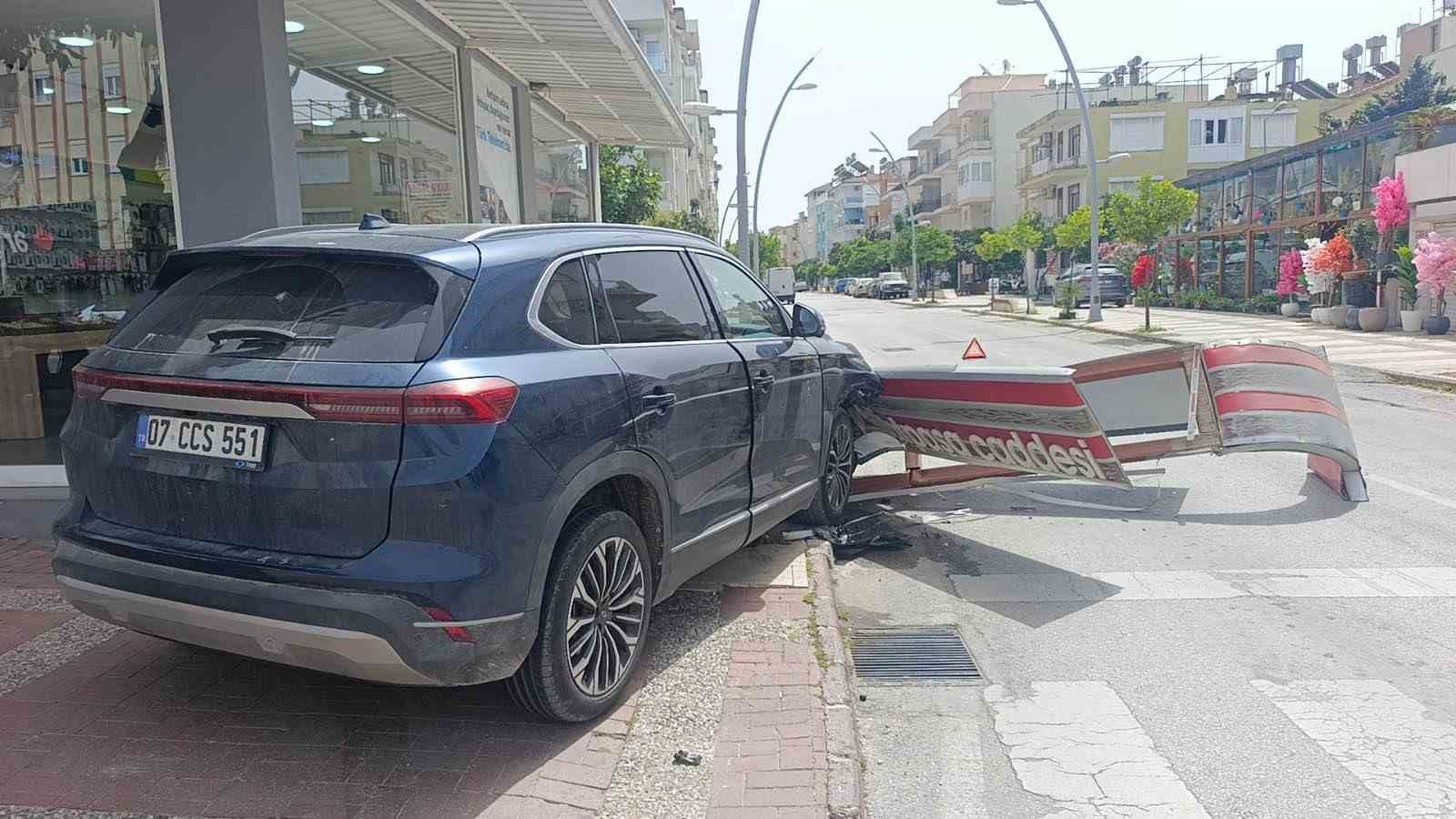 once otomobile ardindan dev tabelaya carpti o anlar kameraya yansidi 2