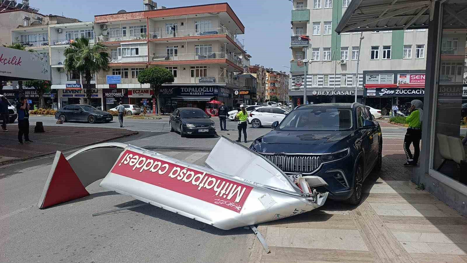 once otomobile ardindan dev tabelaya carpti o anlar kameraya yansidi 3 Ff44sG5R