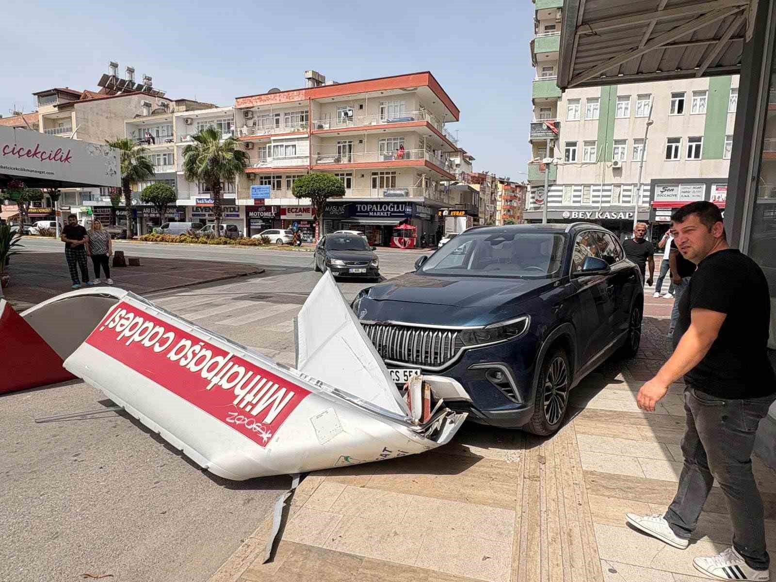 once otomobile ardindan dev tabelaya carpti o anlar kameraya yansidi 4 ODz9jpt2