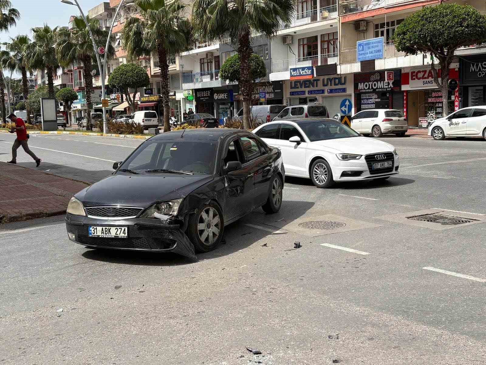 once otomobile ardindan dev tabelaya carpti o anlar kameraya yansidi 5 vvtpyi8M