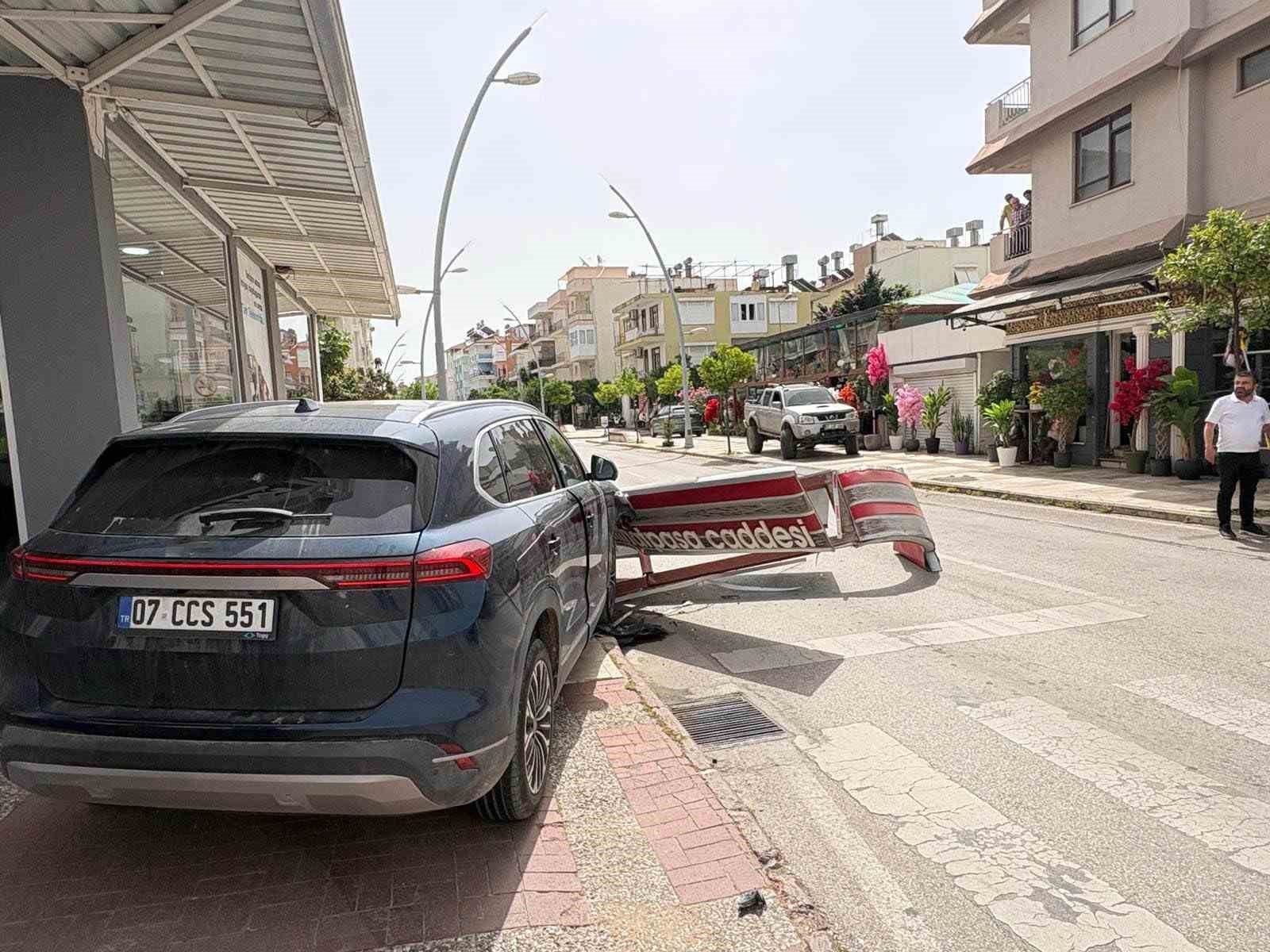 once otomobile ardindan dev tabelaya carpti o anlar kameraya yansidi 6
