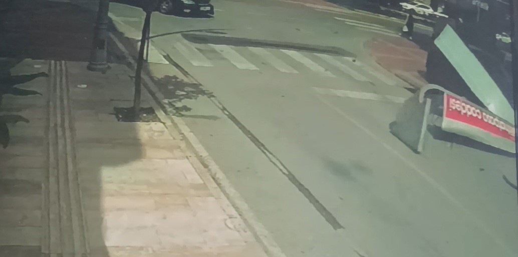 once otomobile ardindan dev tabelaya carpti o anlar kameraya yansidi 7 GfPpSGp3