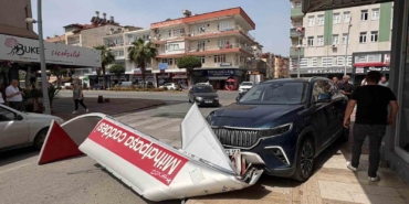 once-otomobile-ardindan-dev-tabelaya-carpti-o-anlar-kameraya-yansidi-P4jZLhg1.jpg