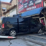 once-park-halindeki-araclari-bicti-sonra-is-yerine-daldi-sjxXQGYW.jpg
