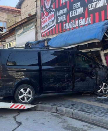once-park-halindeki-araclari-bicti-sonra-is-yerine-daldi-sjxXQGYW.jpg