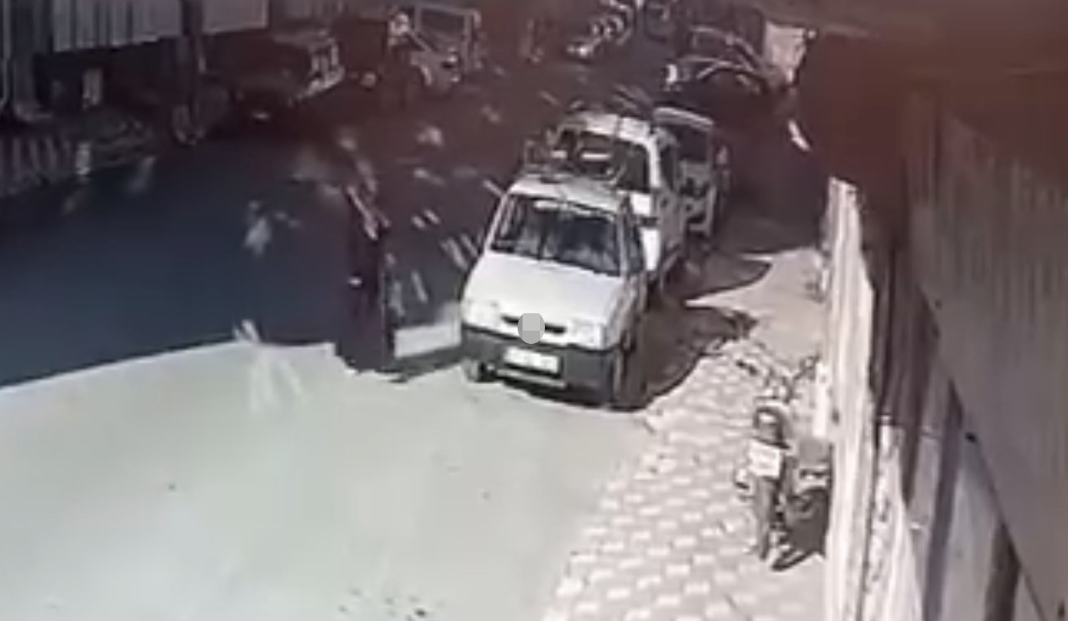 Önce takip etti, ardından yere düşen parayı alıp kayıplara karıştı: O anlar kamerada 5 once takip etti ardindan yere dusen parayi alip kayiplara karisti o anlar kamerada 1 IpEcAWV7