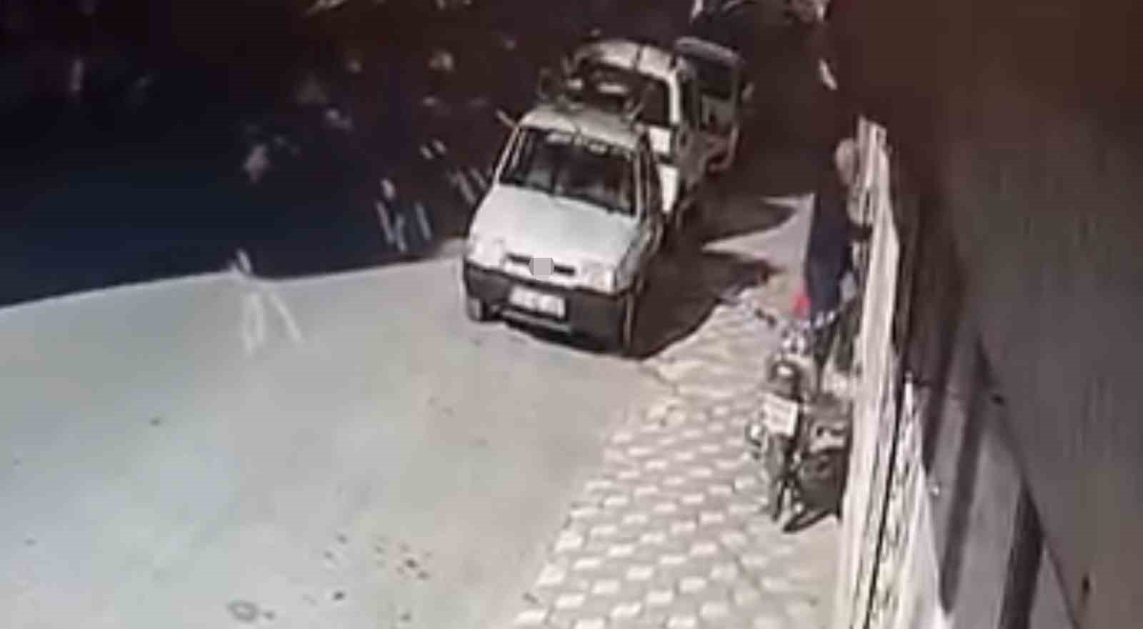 Önce takip etti, ardından yere düşen parayı alıp kayıplara karıştı: O anlar kamerada 6 once takip etti ardindan yere dusen parayi alip kayiplara karisti o anlar kamerada 2 teDBzjXs
