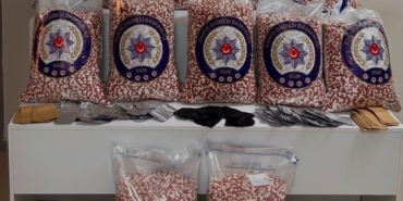 once-taksi-sonra-eve-baskin-280-bin-uyusturucu-hap-ele-gecirildi-fWfgMszI.jpg