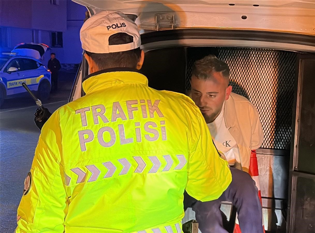 Önce telefonu, sonra da kelepçeyi bahane ederek alkol testini reddetti 5 once telefonu sonra da kelepceyi bahane ederek alkol testini reddetti 1 UkHXRCXO