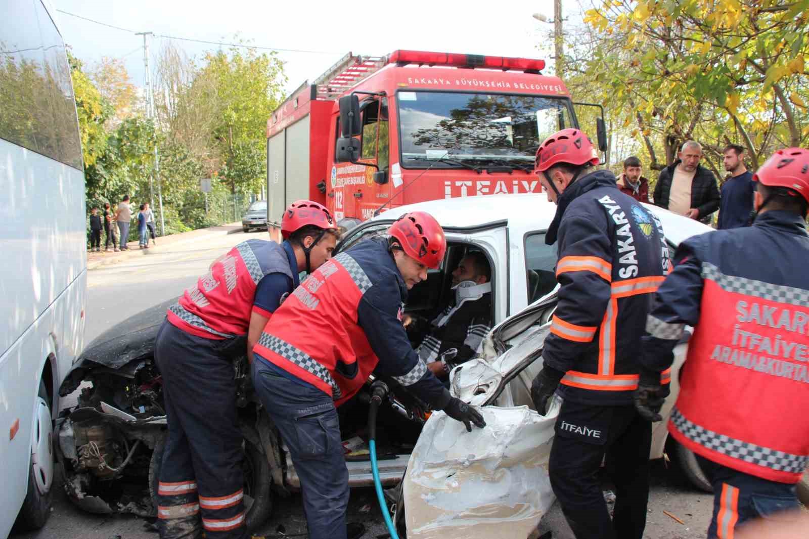 once yavaslayan araca ardindan karsi yonden gelen otomobile carpti 1 yarali 10 l7Nfe8Jz