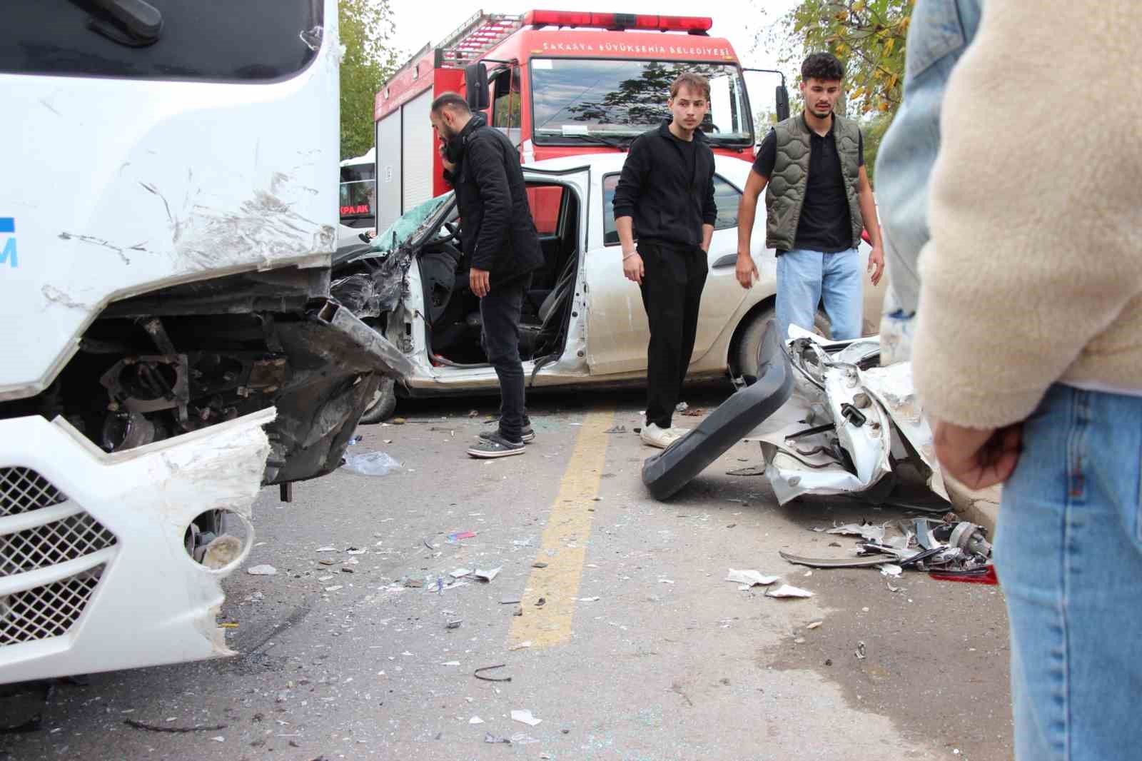 once yavaslayan araca ardindan karsi yonden gelen otomobile carpti 1 yarali 6 kcnhKCew