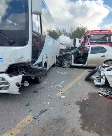 once-yavaslayan-araca-ardindan-karsi-yonden-gelen-otomobile-carpti-1-yarali-DBUqkiBu.jpg