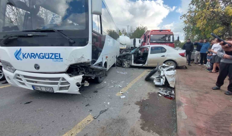 once-yavaslayan-araca-ardindan-karsi-yonden-gelen-otomobile-carpti-1-yarali-DBUqkiBu.jpg