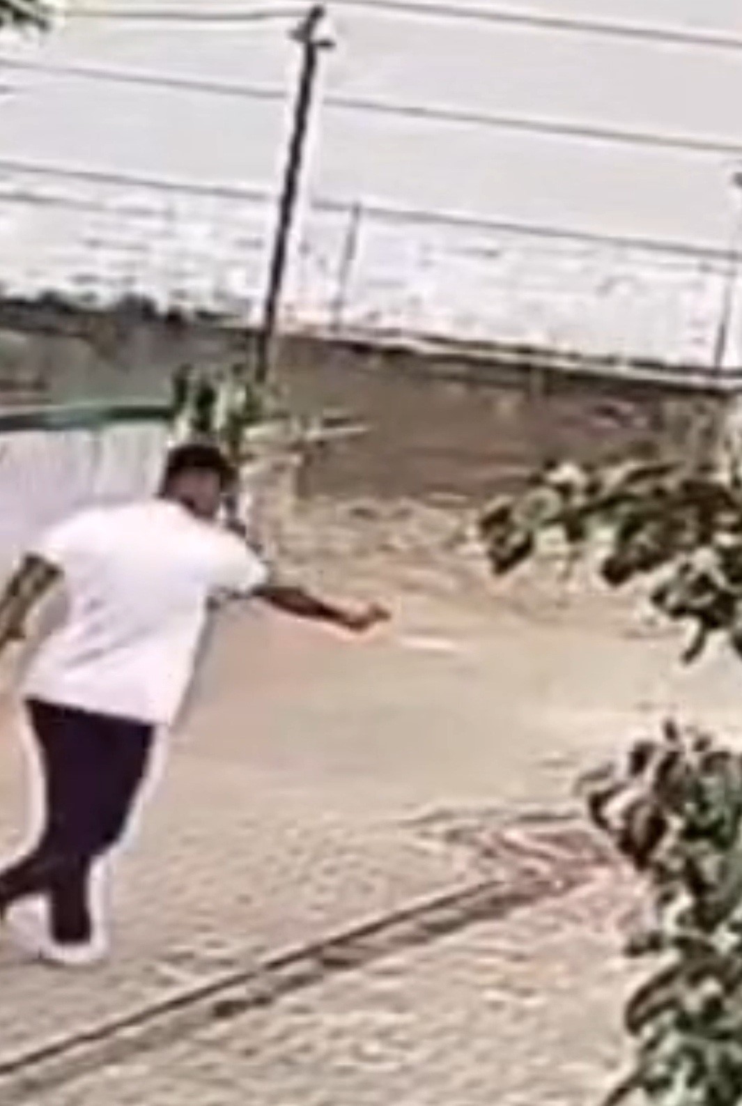 Önce yumrukladı, sonra bacaklarından vurdu: O anlar kamerada 4 once yumrukladi sonra bacaklarindan vurdu o anlar kamerada 0 GltGPVdm