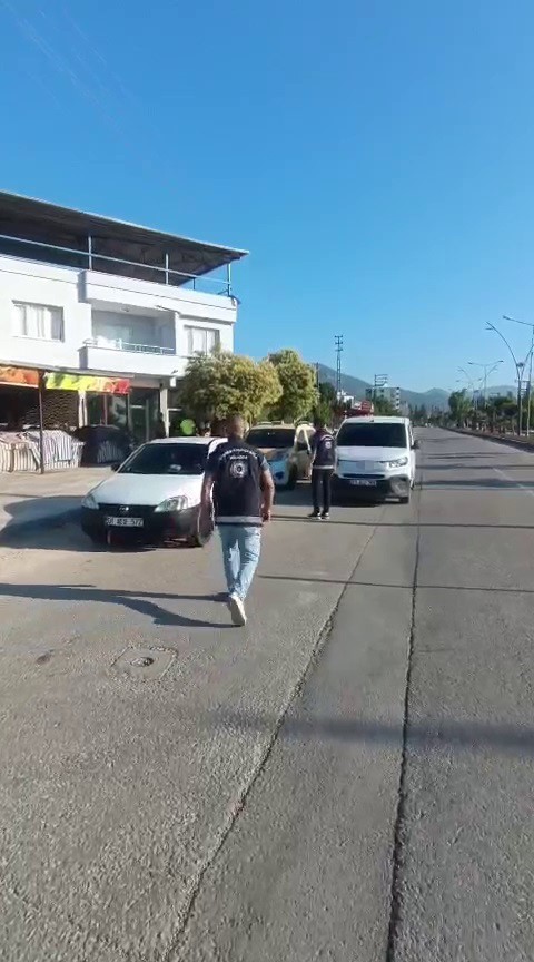 oncu esliginde ticari taksiyle gocmen kacirirken polise yakalandilar 0 KHs1ffZm
