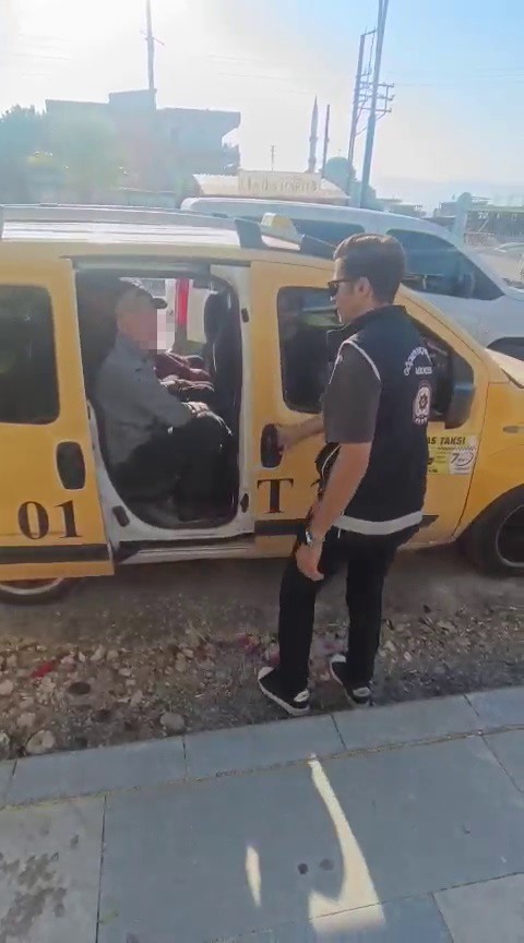 oncu esliginde ticari taksiyle gocmen kacirirken polise yakalandilar 1 LtEGr3By