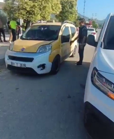 oncu-esliginde-ticari-taksiyle-gocmen-kacirirken-polise-yakalandilar-RKHP6dtB.jpg