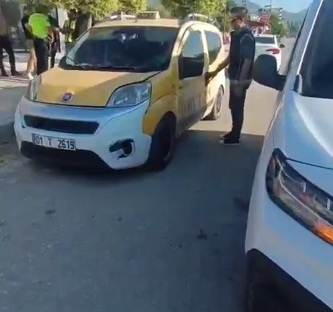 oncu-esliginde-ticari-taksiyle-gocmen-kacirirken-polise-yakalandilar-RKHP6dtB.jpg