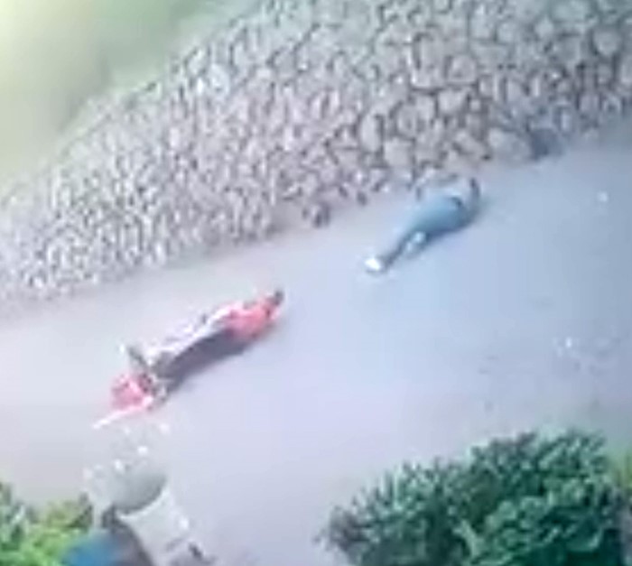 ondeki araci sollamak isteyen motosikletli istinat duvarindan yere cakildi 2 yarali 1 4duFsSr4