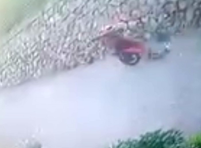 ondeki araci sollamak isteyen motosikletli istinat duvarindan yere cakildi 2 yarali 2 ZdURFqyR