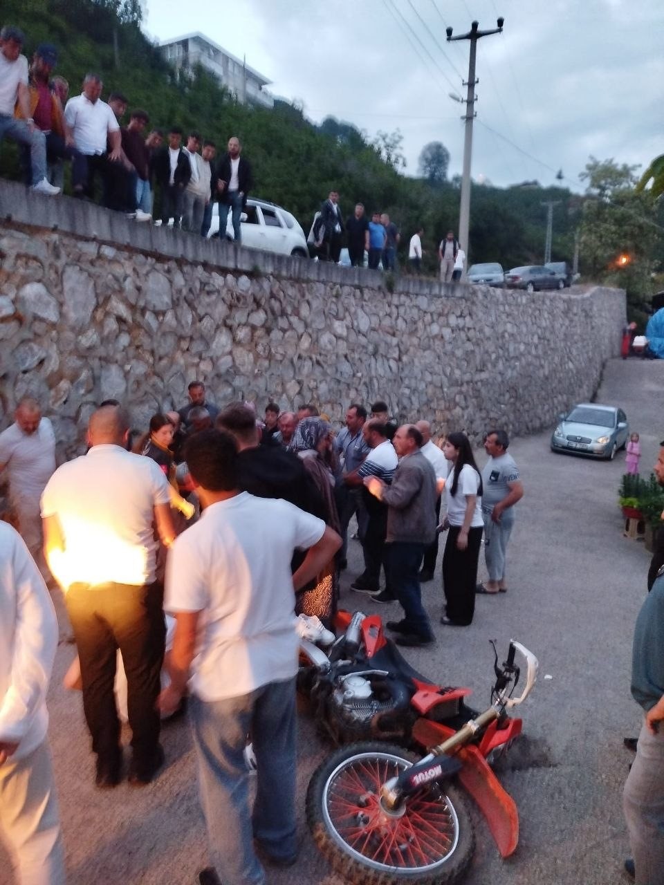 ondeki araci sollamak isteyen motosikletli istinat duvarindan yere cakildi 2 yarali 3 UEhQLy9b