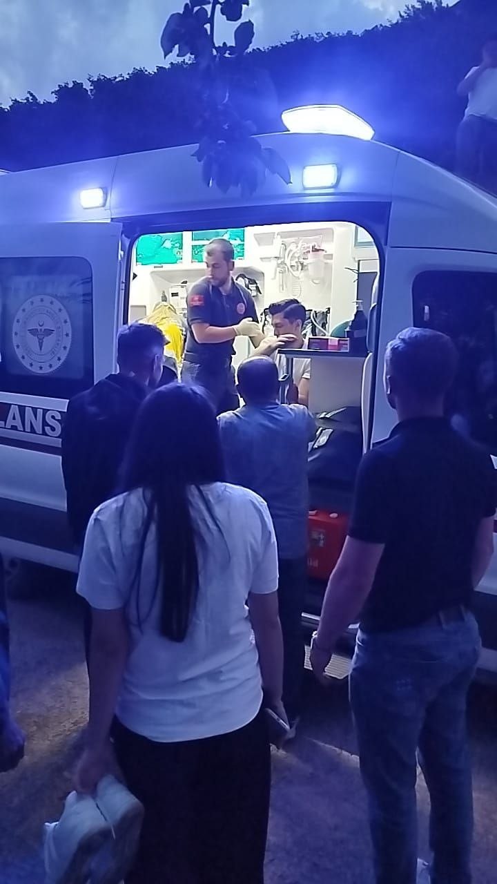 ondeki araci sollamak isteyen motosikletli istinat duvarindan yere cakildi 2 yarali 4