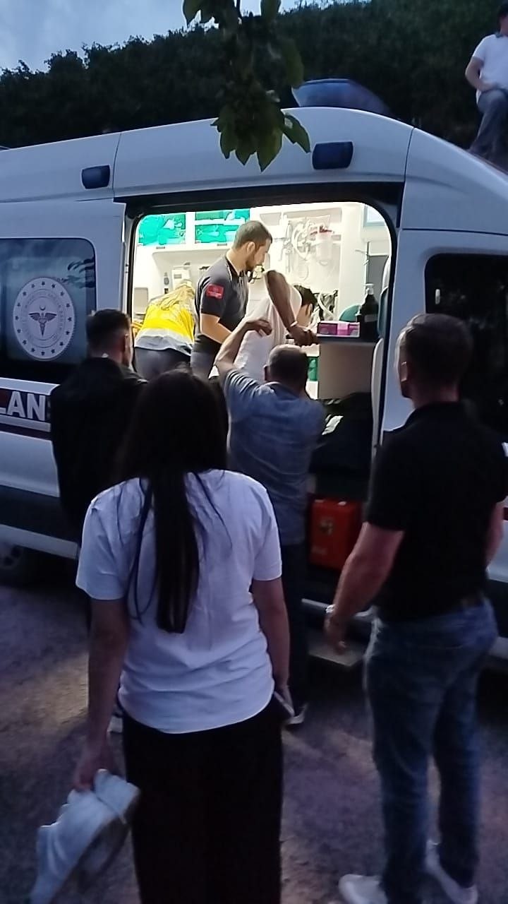 ondeki araci sollamak isteyen motosikletli istinat duvarindan yere cakildi 2 yarali 5 j3EusFXB