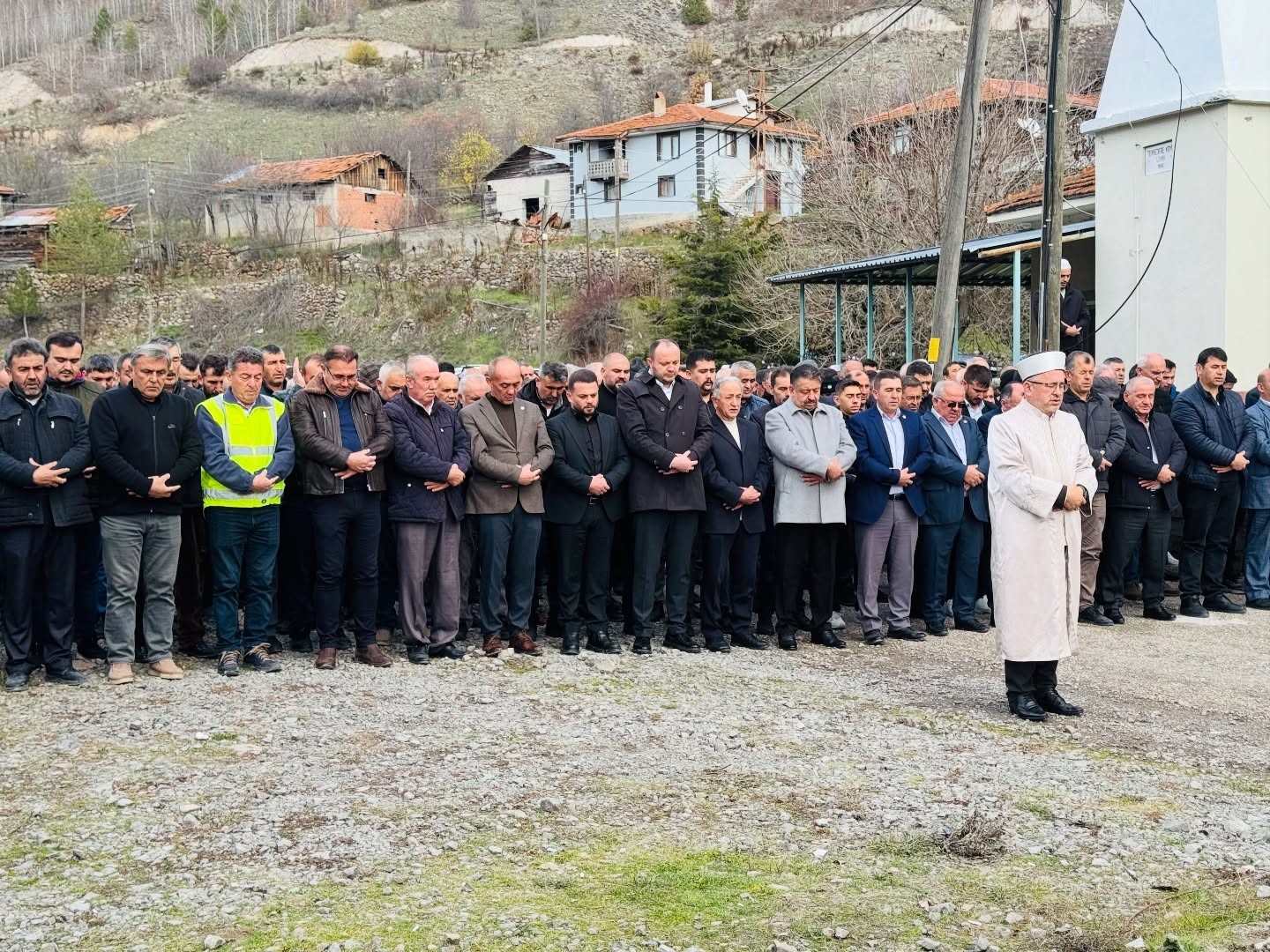 Onlarca kişinin mezar yeri taşınmıştı, gıyabi cenaze namazı kılındı 4 onlarca kisinin mezar yeri tasinmisti giyabi cenaze namazi kilindi 0 rTupQypJ