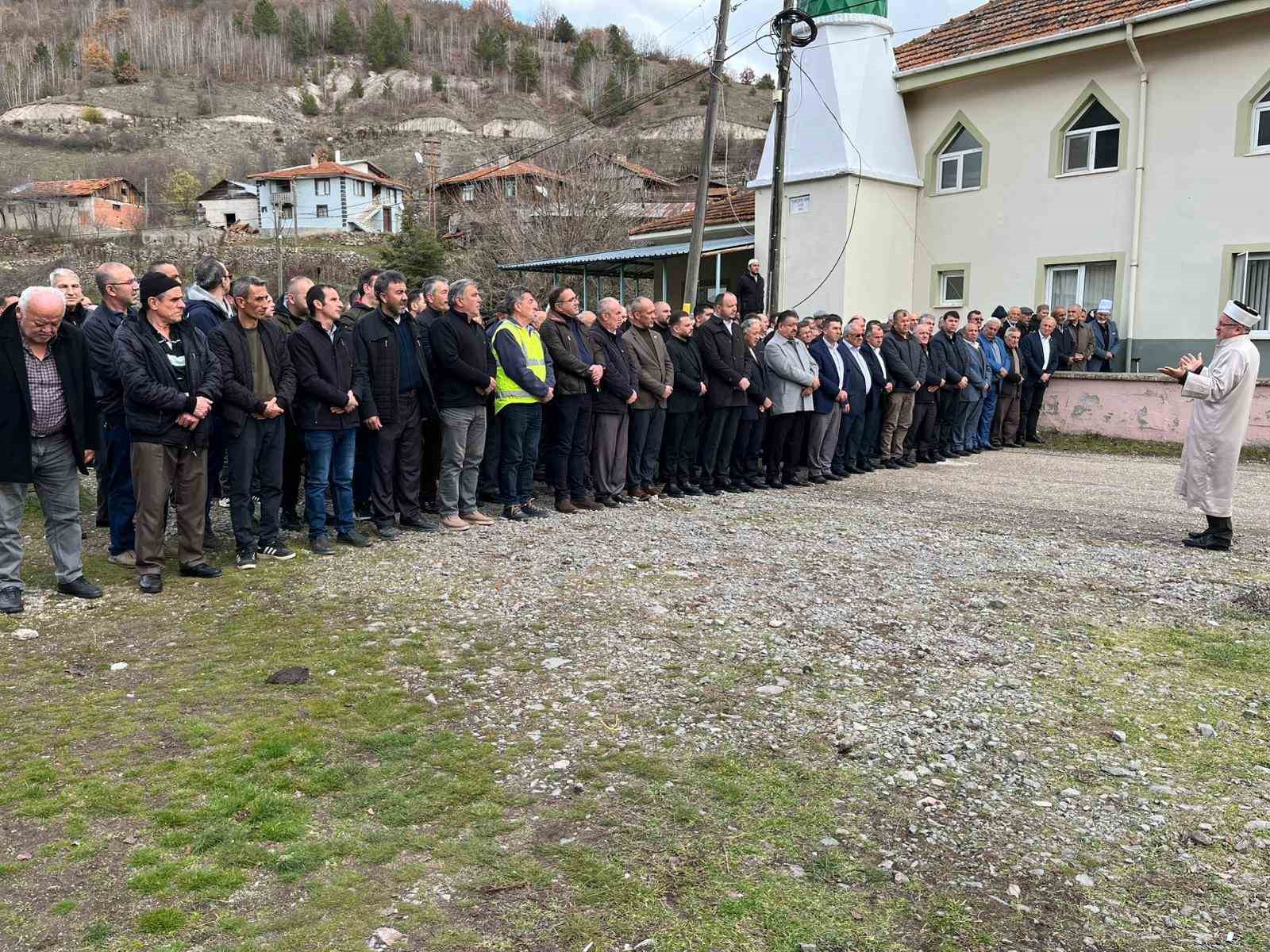 Onlarca kişinin mezar yeri taşınmıştı, gıyabi cenaze namazı kılındı 14 onlarca kisinin mezar yeri tasinmisti giyabi cenaze namazi kilindi 10 slsfQ3vU