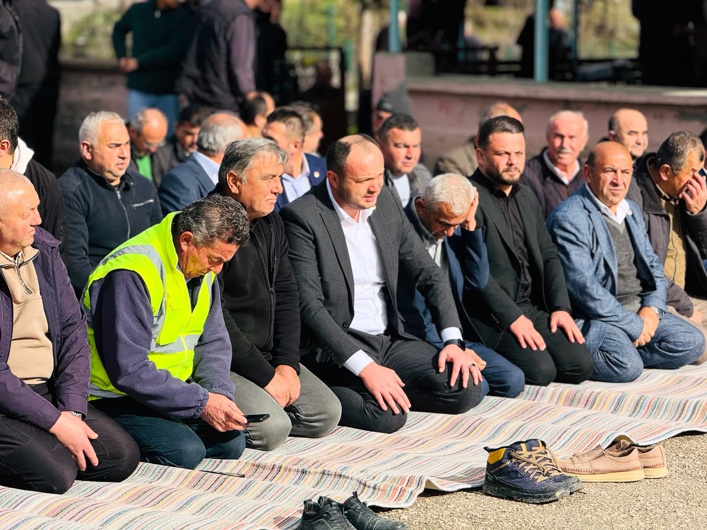 Onlarca kişinin mezar yeri taşınmıştı, gıyabi cenaze namazı kılındı 7 onlarca kisinin mezar yeri tasinmisti giyabi cenaze namazi kilindi 3 mIdKQHc4
