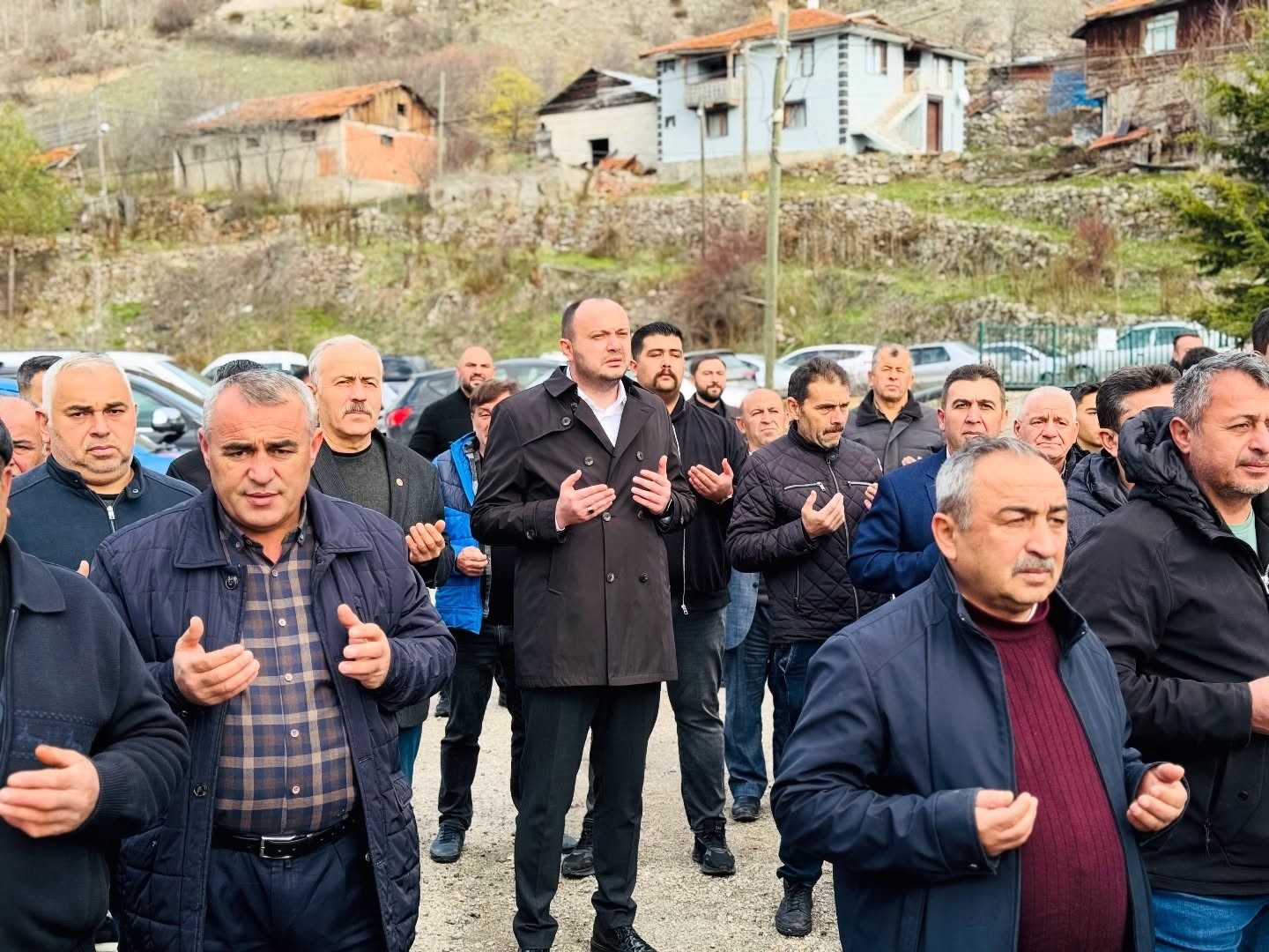 Onlarca kişinin mezar yeri taşınmıştı, gıyabi cenaze namazı kılındı 9 onlarca kisinin mezar yeri tasinmisti giyabi cenaze namazi kilindi 5 6JRGWbzj