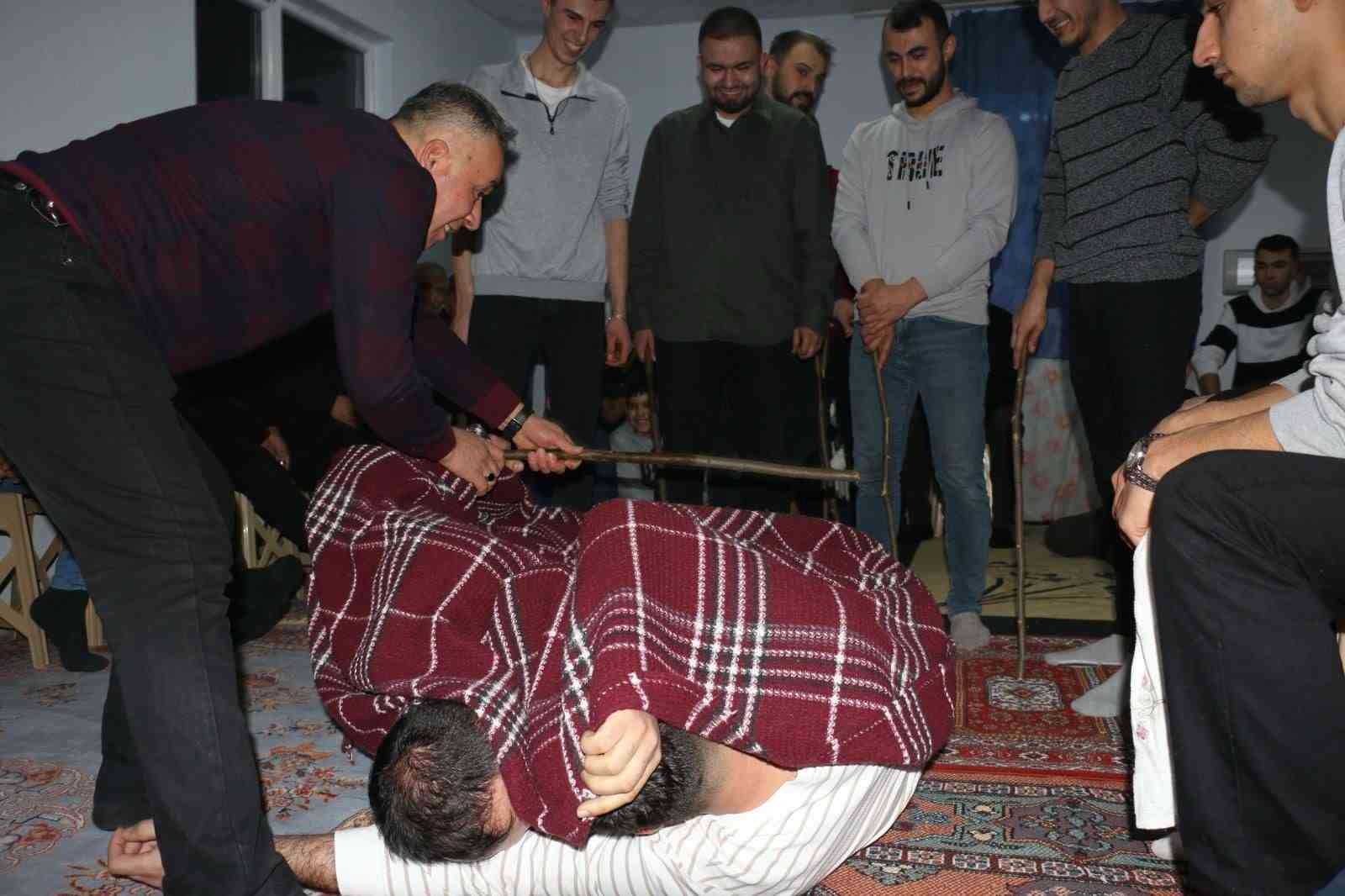 onlarca koylu bir araya geldi geleneksel orta oyunlari kahkahaya bogdu 2