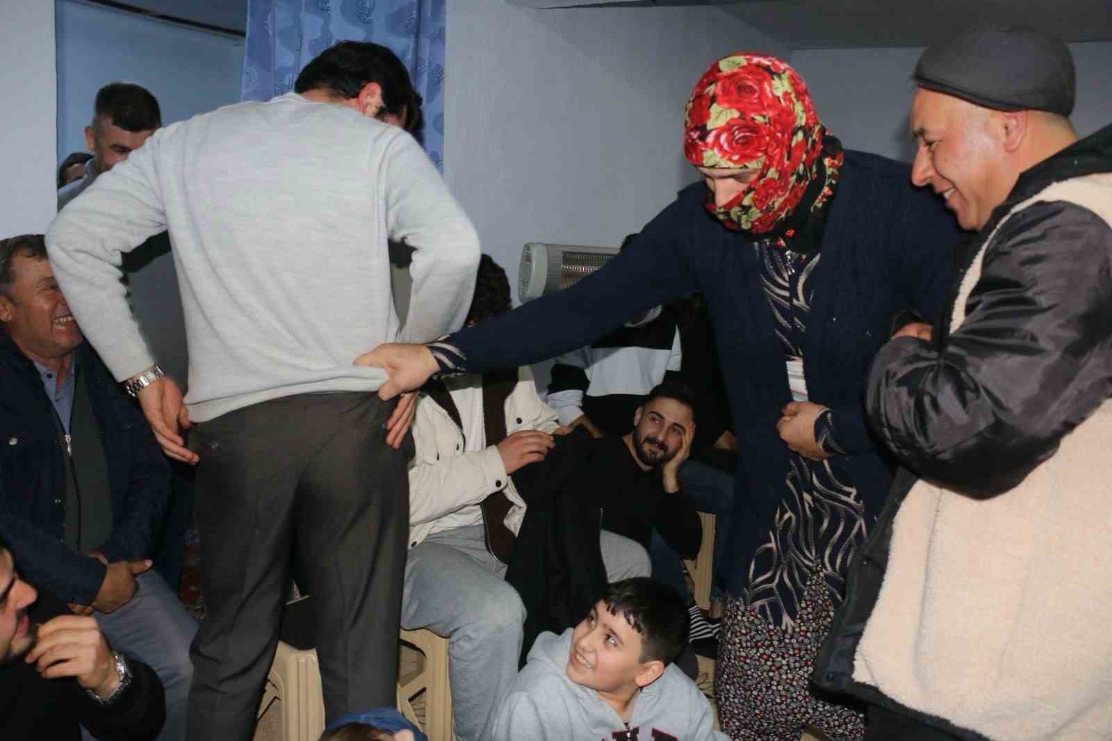 onlarca koylu bir araya geldi geleneksel orta oyunlari kahkahaya bogdu 3 mJYZV2M9
