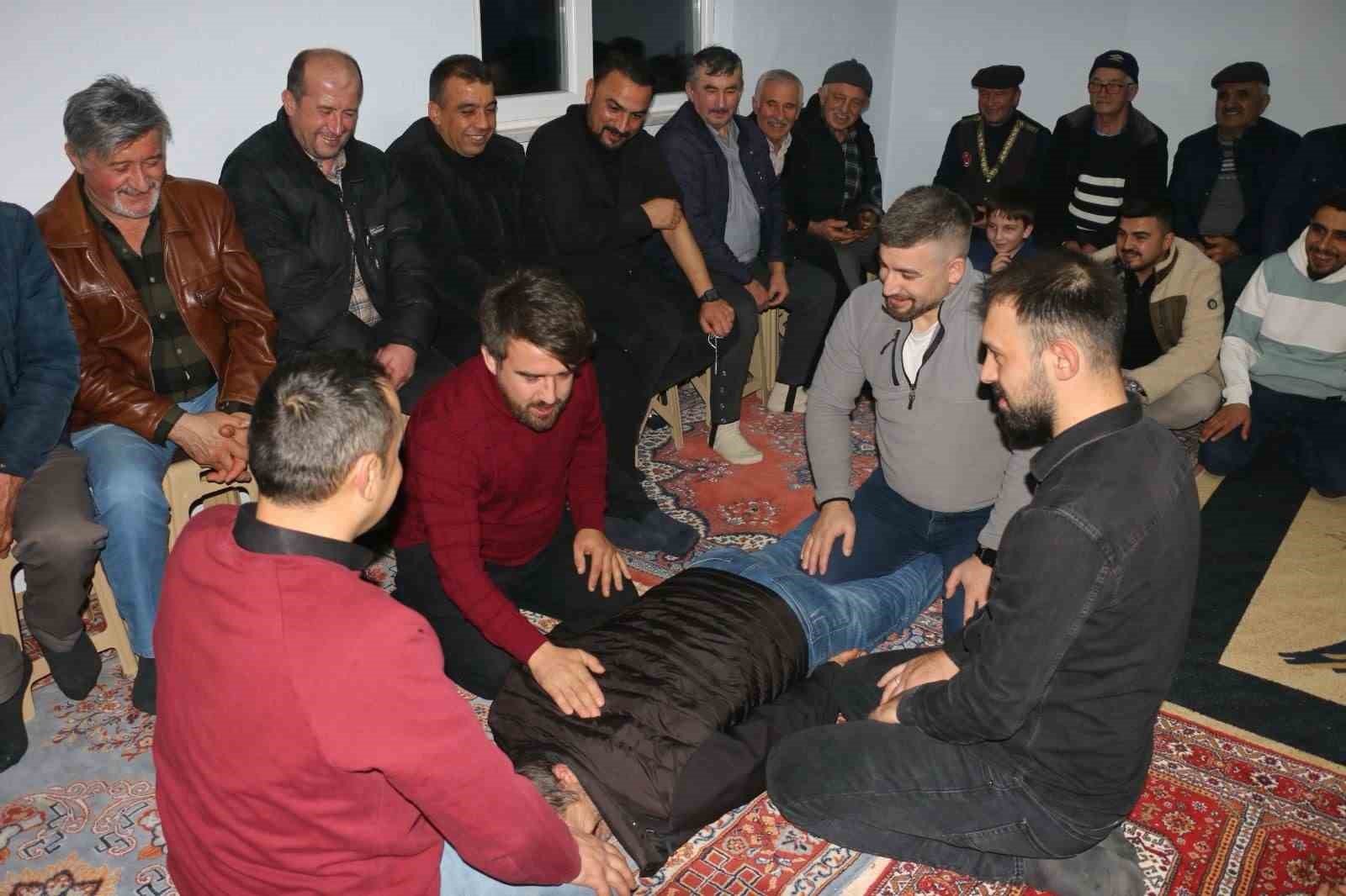 onlarca koylu bir araya geldi geleneksel orta oyunlari kahkahaya bogdu 5