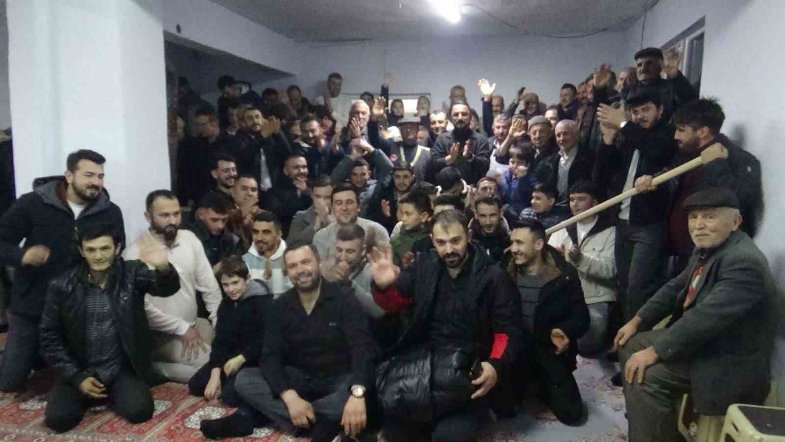 onlarca koylu bir araya geldi geleneksel orta oyunlari kahkahaya bogdu 6 1LNTDTcf