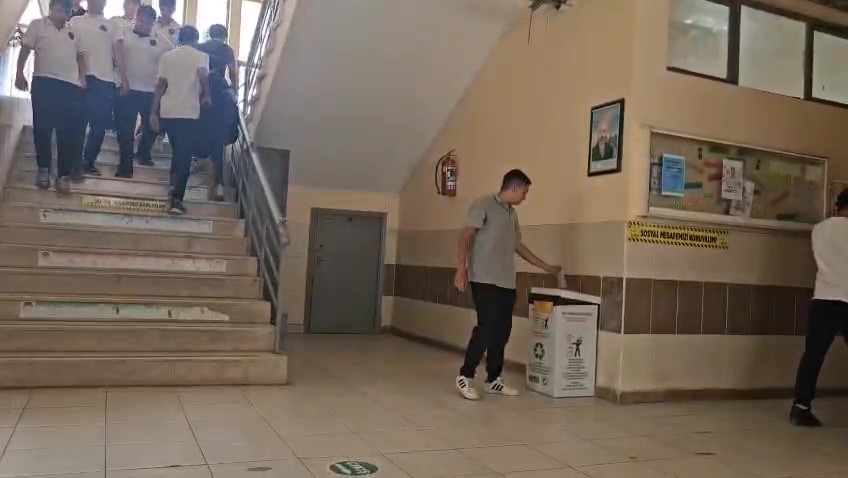onlarca ogrencinin bakip gectigi pet siseyi cope atan ogrenci ceyrek altini kazandi 1 HzjZuzYR
