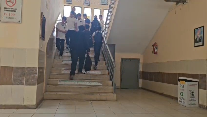 onlarca ogrencinin bakip gectigi pet siseyi cope atan ogrenci ceyrek altini kazandi 4 vHjahNf6