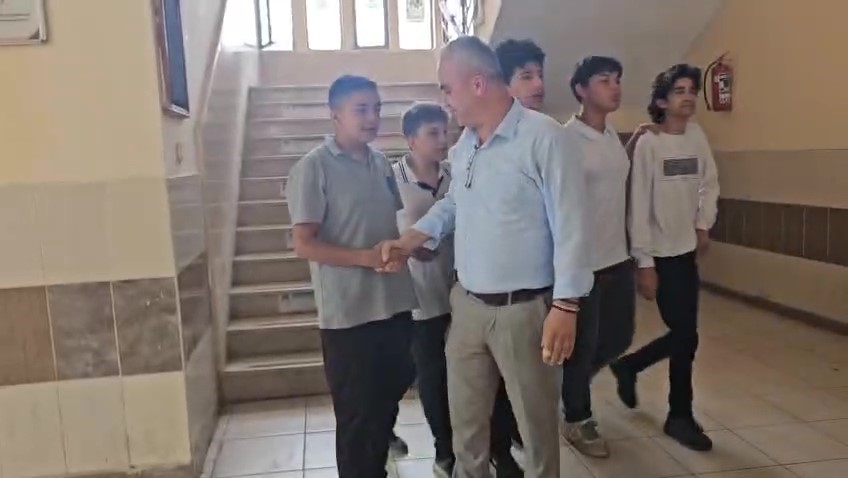onlarca ogrencinin bakip gectigi pet siseyi cope atan ogrenci ceyrek altini kazandi 5 hSItJJOl