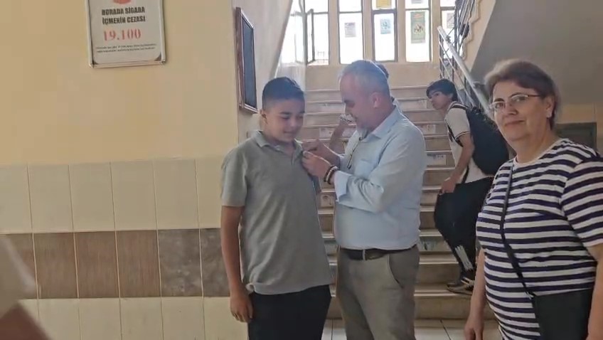 onlarca ogrencinin bakip gectigi pet siseyi cope atan ogrenci ceyrek altini kazandi 6 NhdhcHZX