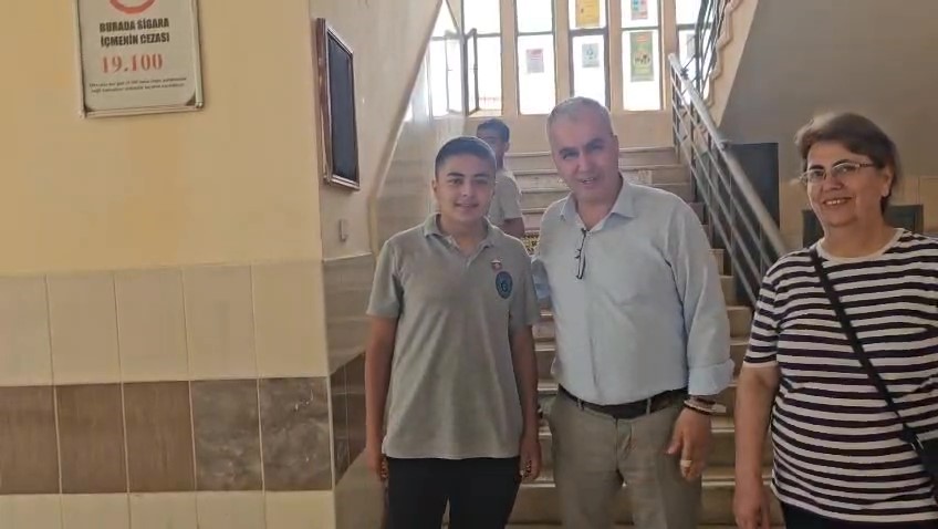 onlarca ogrencinin bakip gectigi pet siseyi cope atan ogrenci ceyrek altini kazandi 7 JlO4A6zf