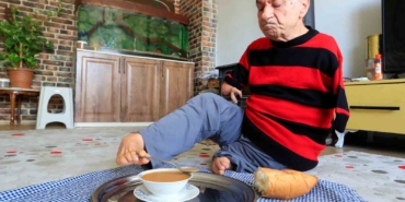 onu-gorenler-azmine-hayran-kaliyor-ayaklariyla-tiras-oluyor-yemek-yiyor-para-ustu-veriyor-LFpsOLKz.jpg