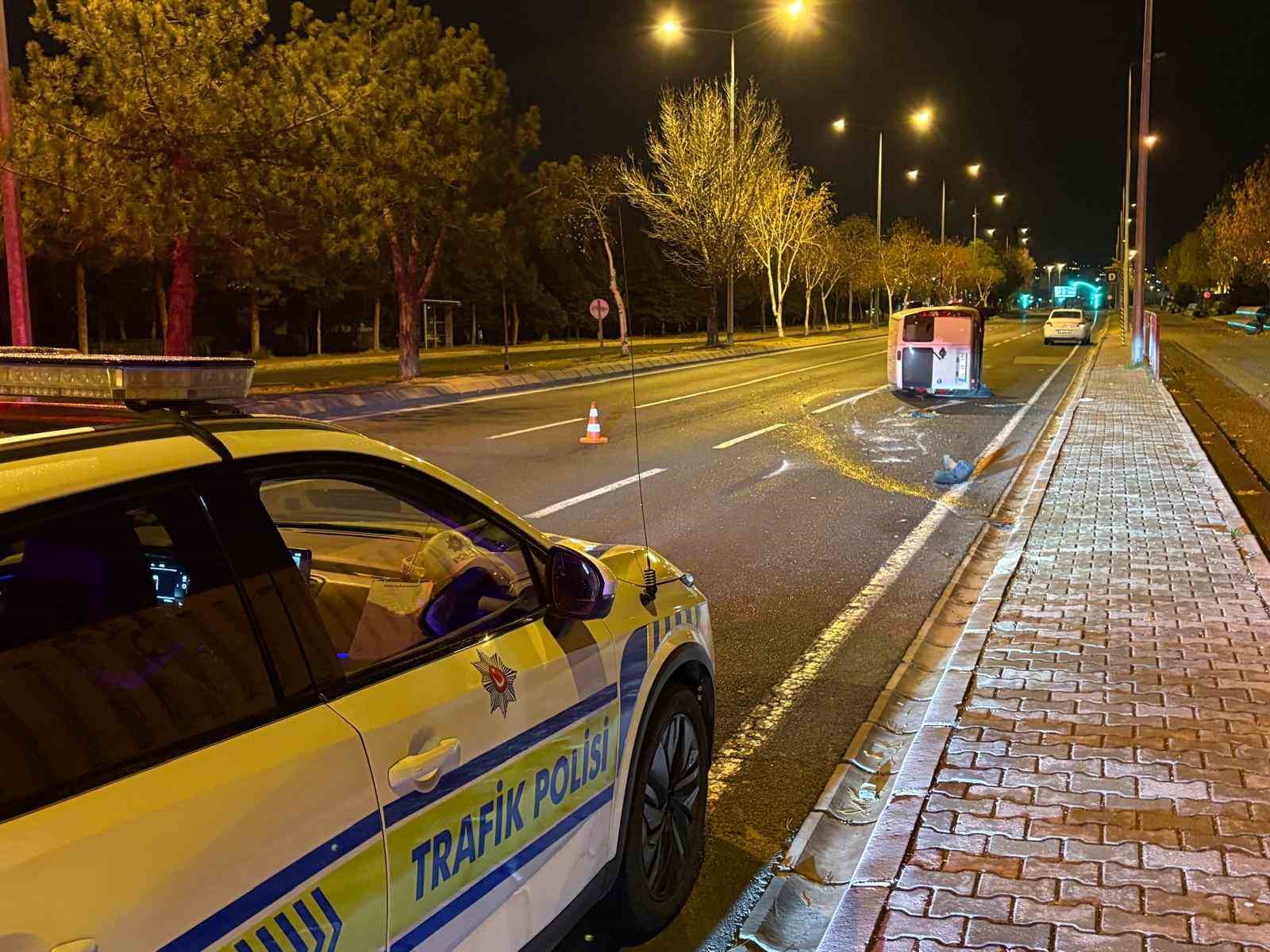 onune kopek cikan arac yan yatti 2 yarali 0 RkeSuujE