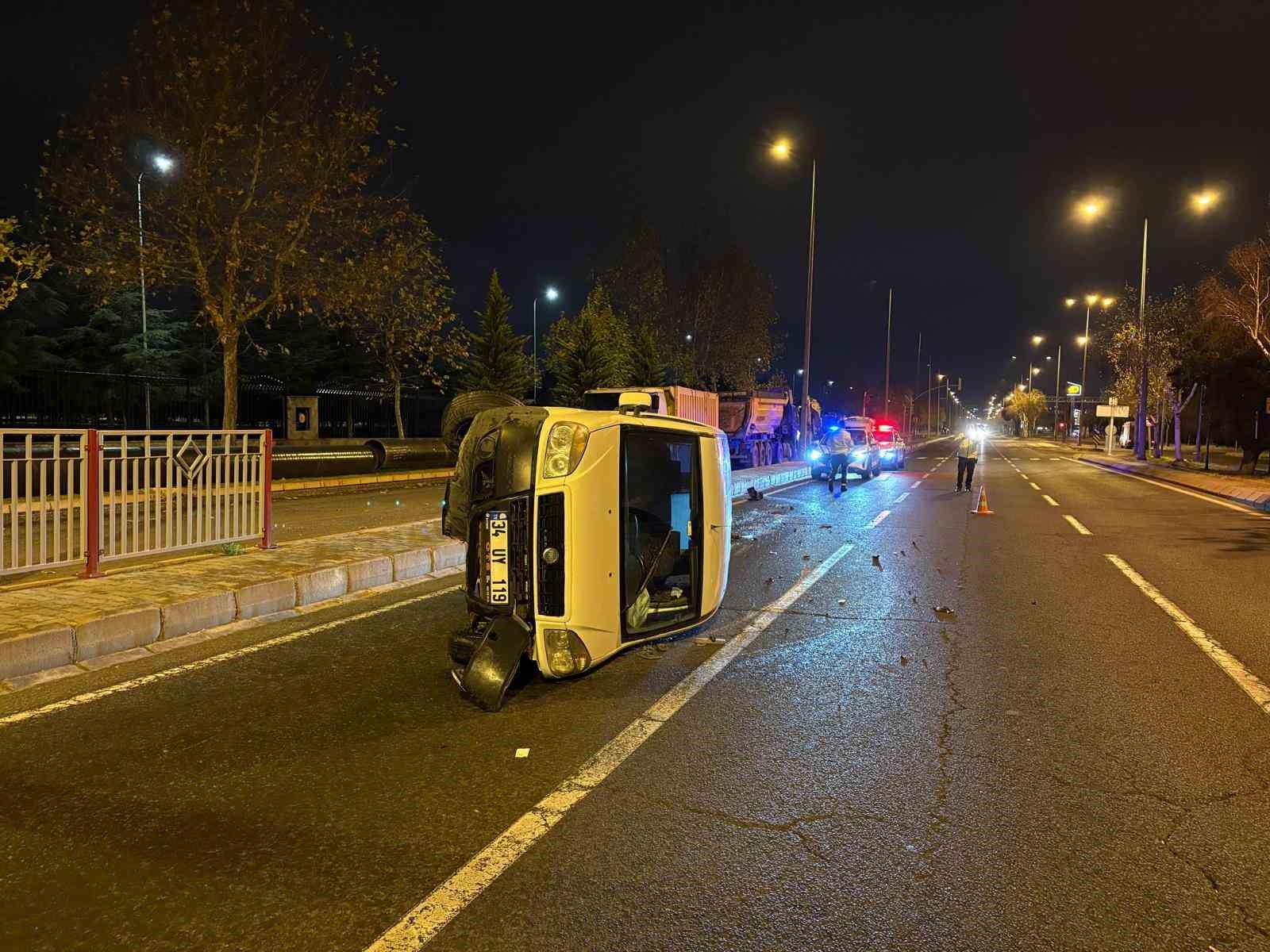 onune kopek cikan arac yan yatti 2 yarali 1 O1RE1p7t