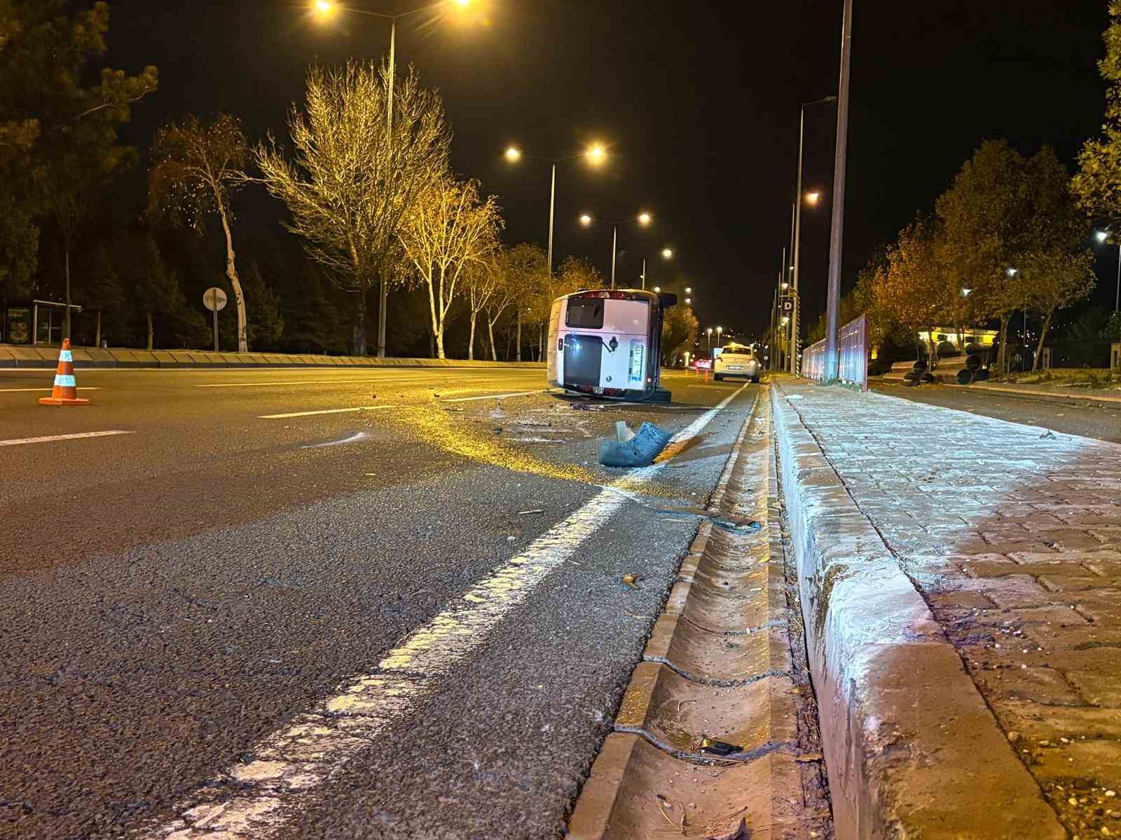 onune kopek cikan arac yan yatti 2 yarali 3