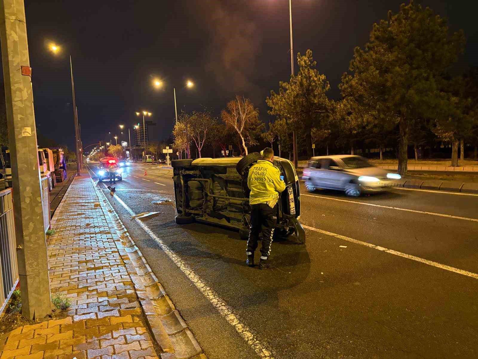 onune kopek cikan arac yan yatti 2 yarali 4 aVZVhzys