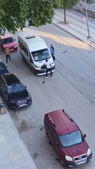 Önünü kestiği yolcu minibüsünü yumrukladı 5 onunu kestigi yolcu minibusunu yumrukladi 1 TlbgIFAH