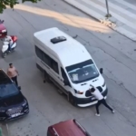 onunu-kestigi-yolcu-minibusunu-yumrukladi-j6YJzCiV.jpg