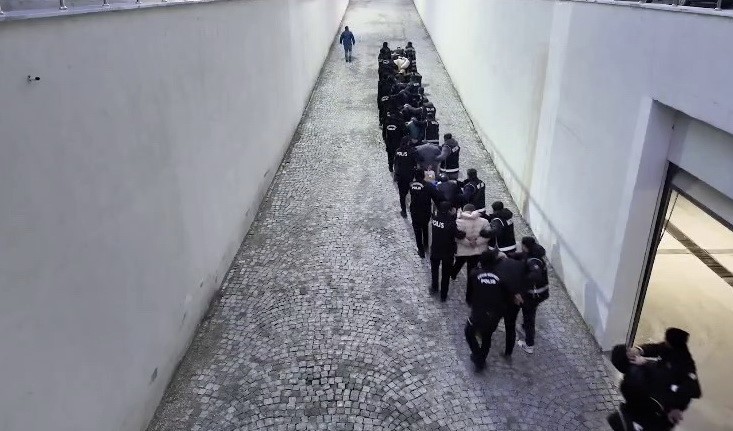 operasyonda gozaltina alinan 21 sahistan 14u tutuklandi 1 61IXEWHX