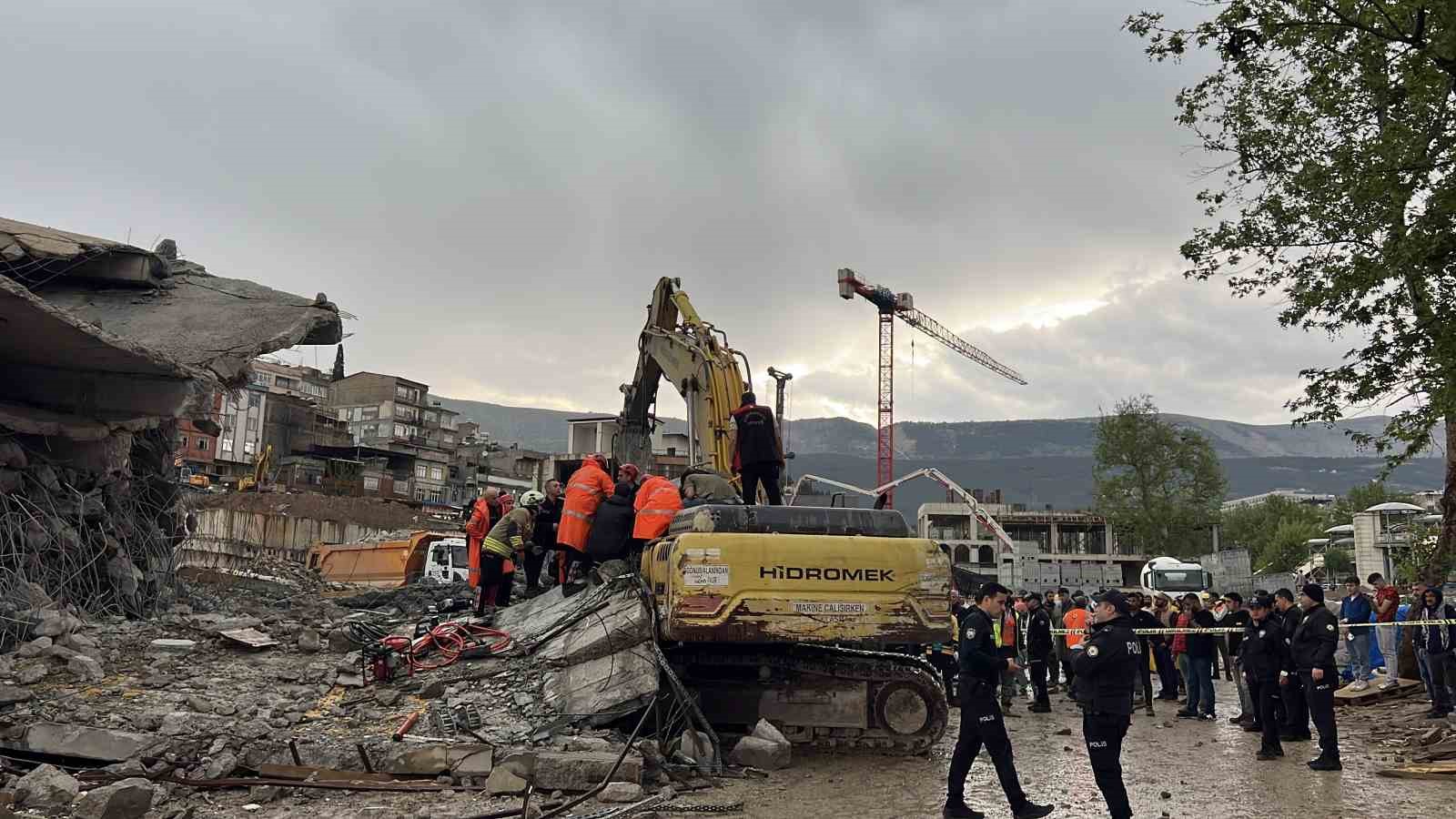 operator enkaz altinda kaldi 1 yarali 1 rKgqZHhH